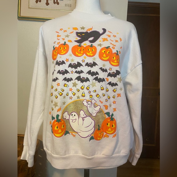 White Halloween crewneck sweatshirt with ghost, pumpkin, cat and bat design - Picture 1 of 10